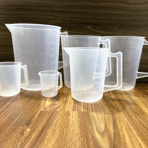 Cốc nhựa có quai vạch trắng khắc nổi